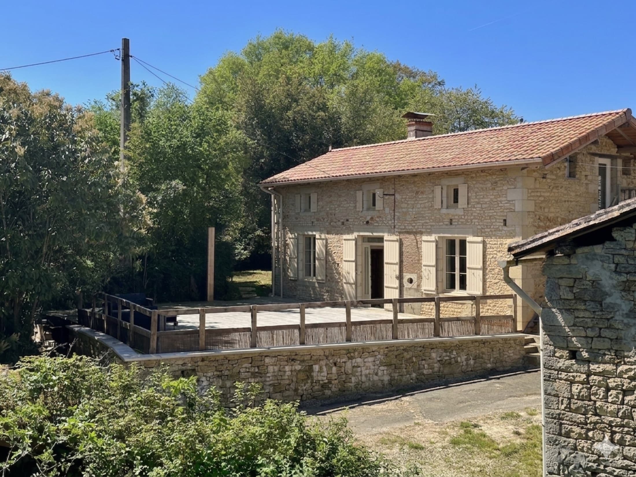 La maison en pierre vue du jardin