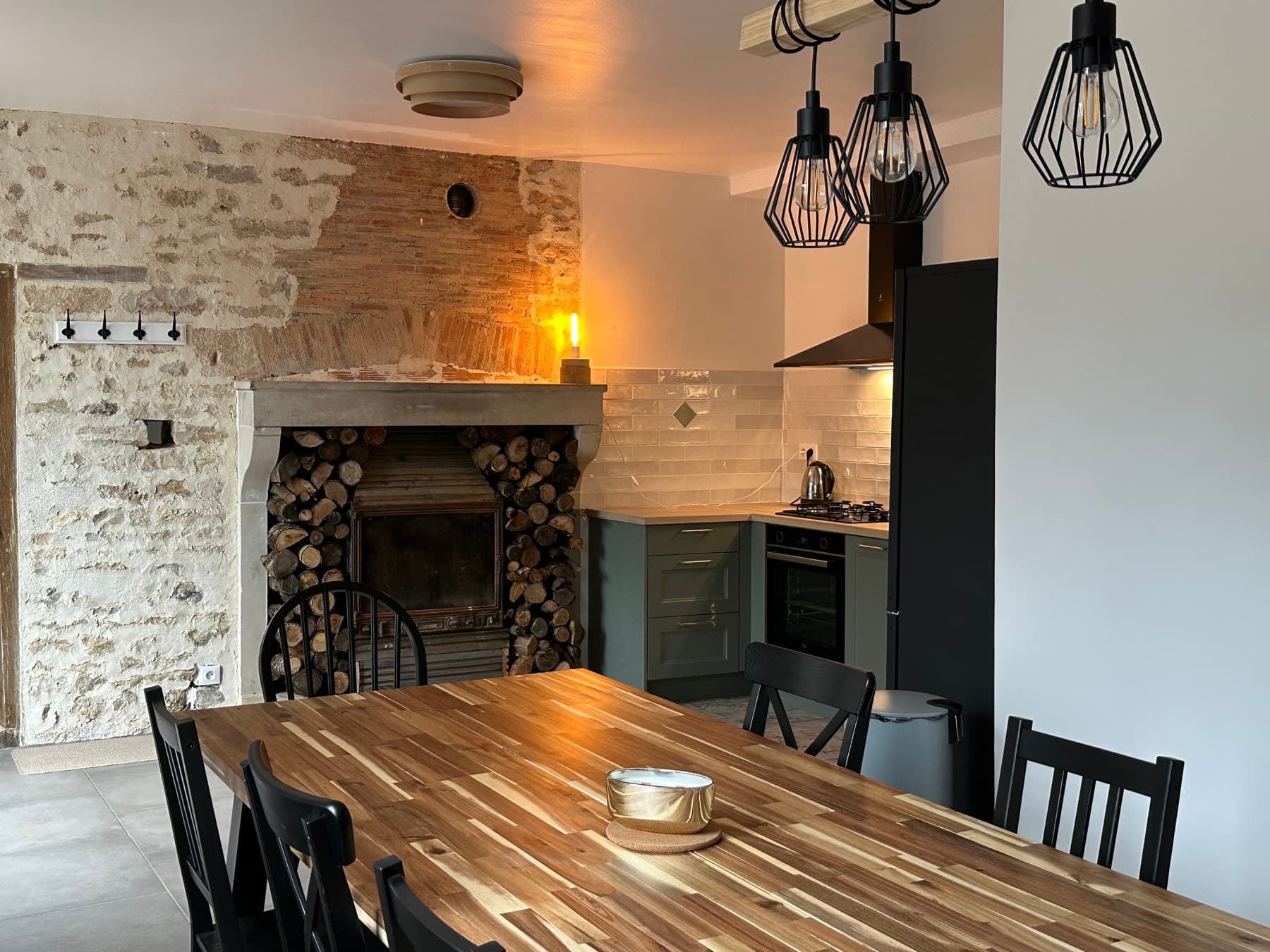 La grande table et la cheminée