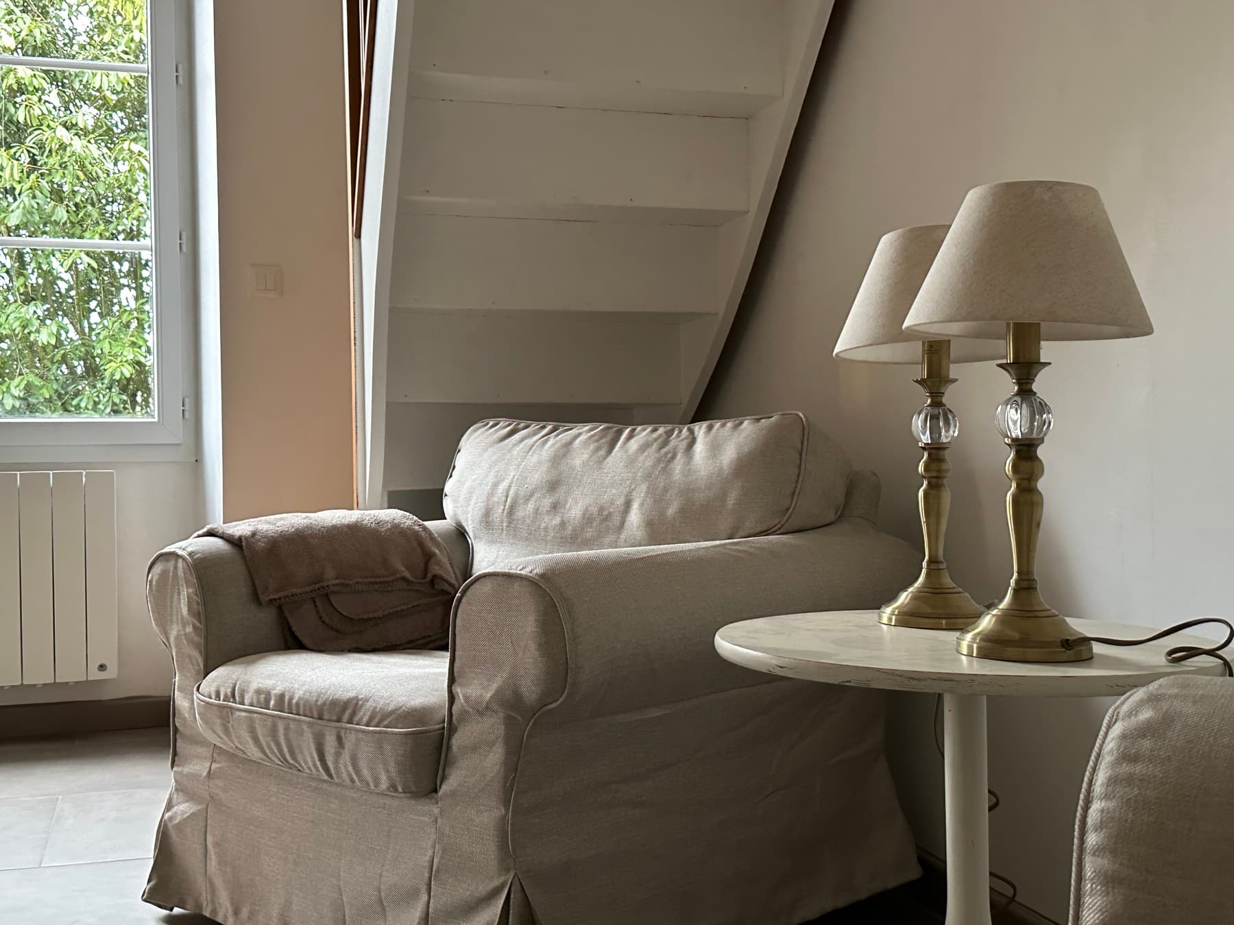 Fauteuil et lumière douce sous les combles